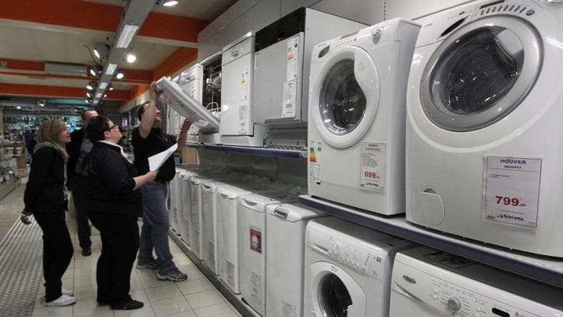 L’inflazione frena la corsa, e le famiglie tornano a spendere