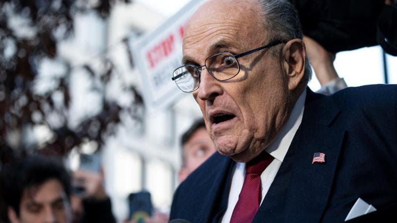 Usa, Giuliani condannato a pagare 148 milioni di dollari: false le accuse a due funzionarie sulla raccolta di voti in Georgia
