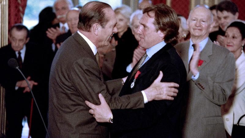 Nel 1996 Depardieu riceve la legione d'onore da Chirac
