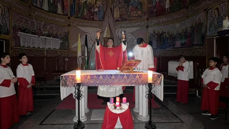 La messa al buio nella chiesa della Sacra Famiglia di Gaza City
