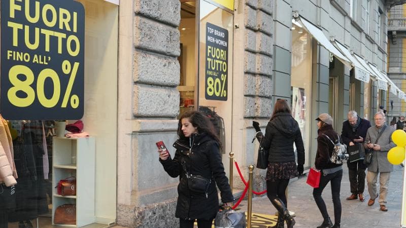 Commercio, la protesta sotto l’albero: sciopero per il contratto prima di Natale