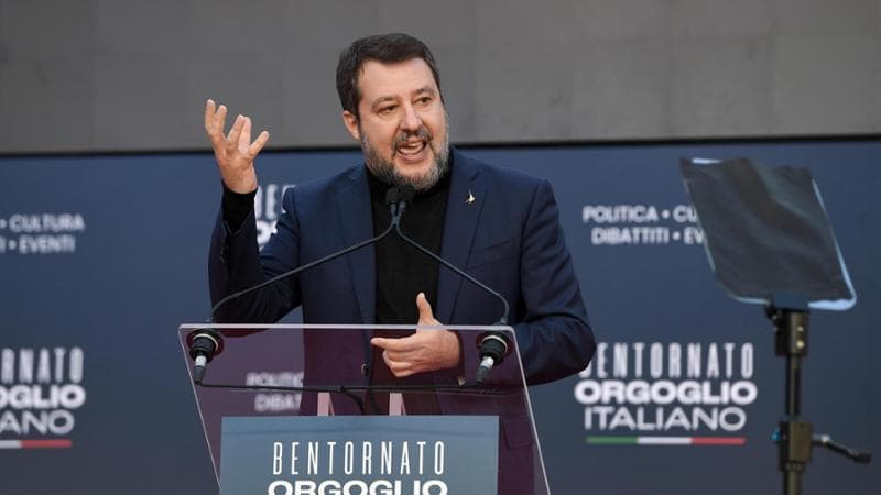 Salvini prova a scippare il palco di Atreju a Meloni: slogan di destra contro migranti e Landini. E sul Mes: “Dannoso, ma vediamo al momento del voto”