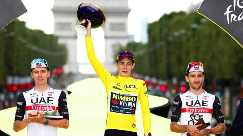 Pogacar sul podio dell'ultimo Tour de France
