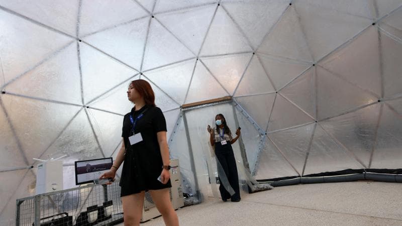 Una tenda montata alla Cop28 che fa "assaggiare" l'aria inquinata di Delhi
