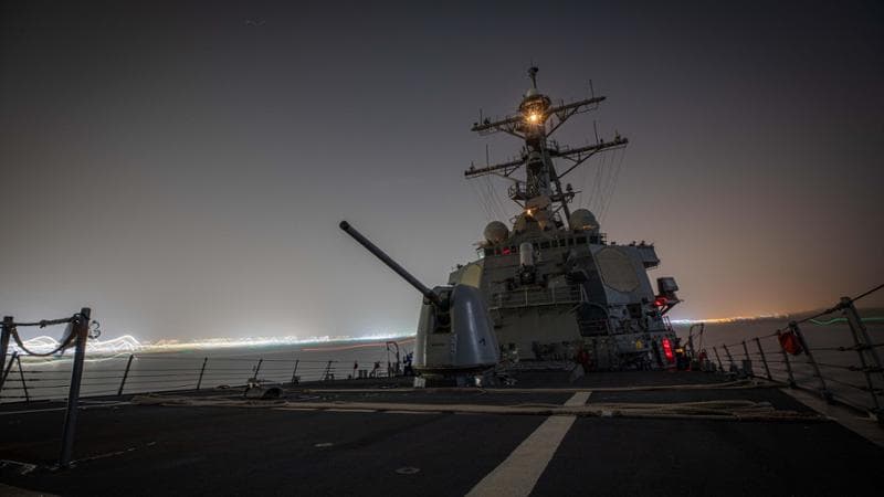 Una delle navi Usa impegnate nel pattugliamento mentre passa lo Stretto di Suez
