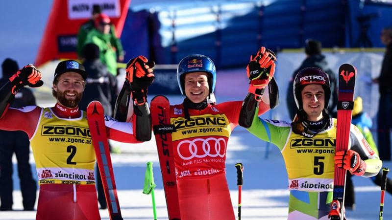 Marco Odermatt tra l'austriaco&nbsp;Marco Schwarz e lo sloveno Zan Kranjec in Alta Badia
