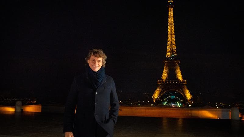 Alberto Angela durante le riprese di 'Stanotte a Parigi'
