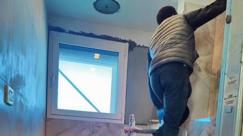 La foto dei lavori in casa diffusa sui social da Crosetto
