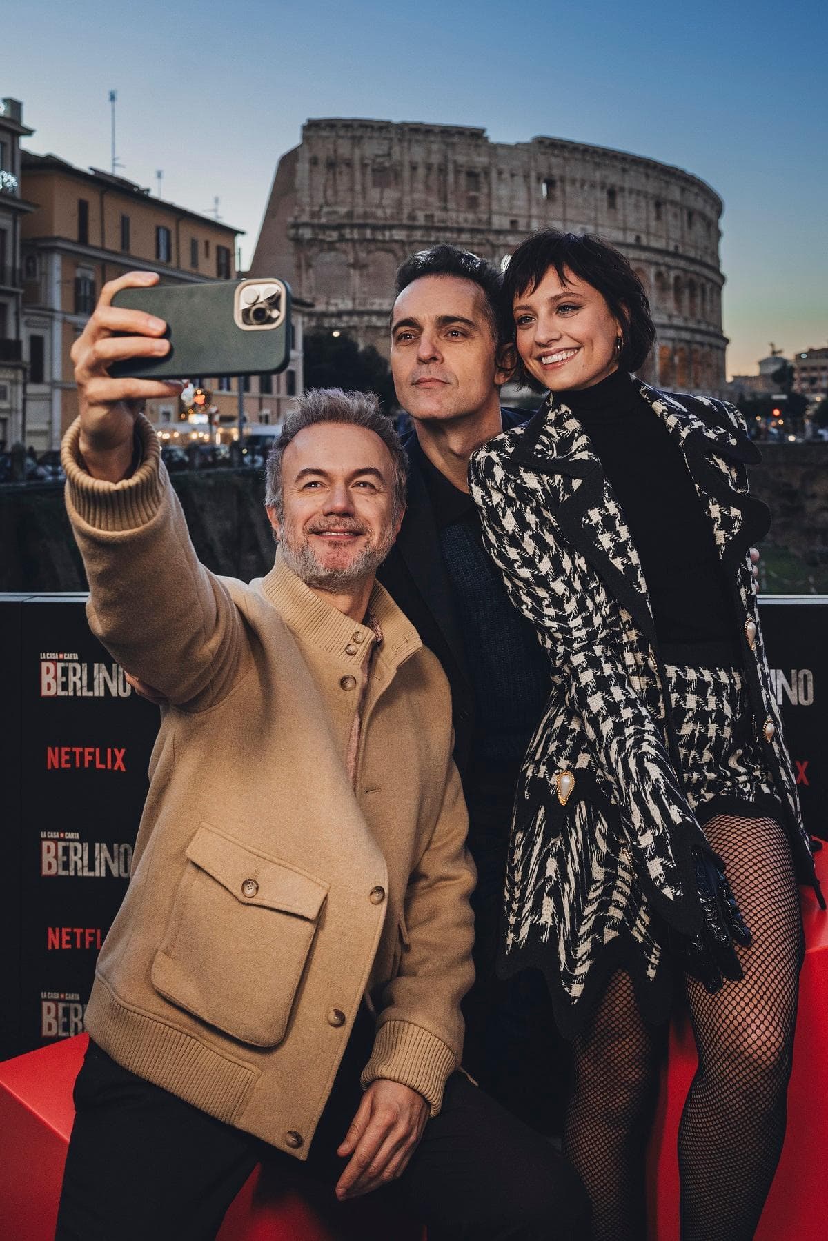 Trist&aacute;n Ulloa, Pedro Alonso e&nbsp;Michelle&nbsp;Jenner (Foto Netflix/VirginiaBettoja)
