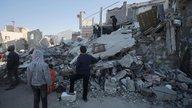 Ahmad, Hisham e gli altri: i ragazzini di Gaza che raccolgono legna per dare il pane agli sfollati