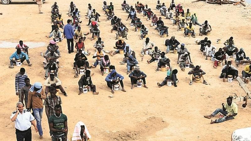 Migranti in un campo di accoglienza a Tajura nei pressi di Tripoli
