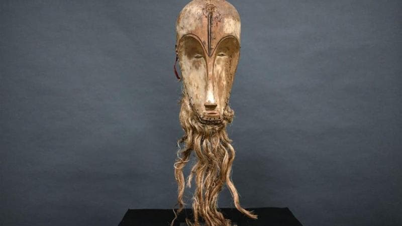 Una maschera africana venduta in Francia a 150 euro, aggiudicata all'asta per 4 milioni. E ora diventa un caso diplomatico