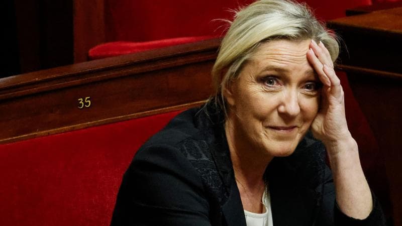 Le Pen vota la legge sui migranti di Macron ed è crisi nel governo francese: lascia il ministro della Salute Rousseau