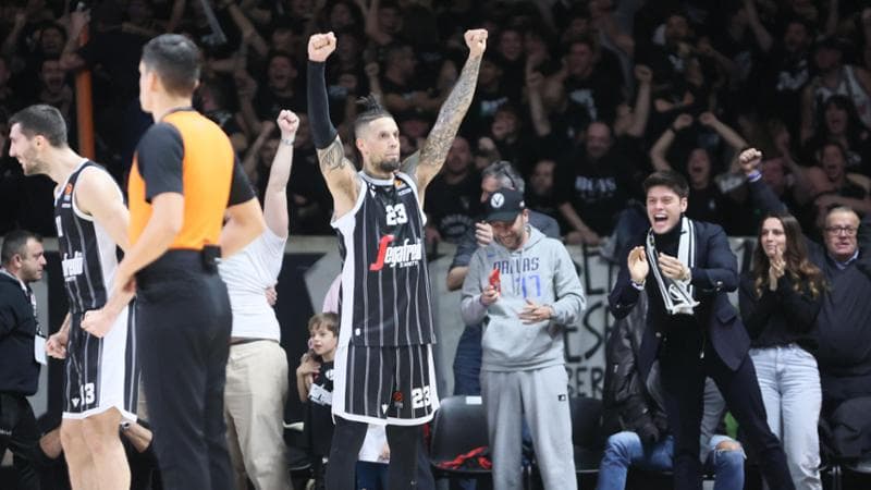 Daniel Hackett esulta dopo la vittoria contro l'Olympiacos
