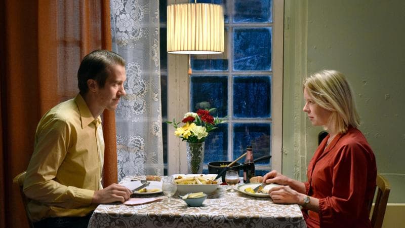 Jussi Vatanen (nel film &egrave; Holappa) e Alma P&ouml;ysti (Ansa) in una scena del film Foglie al vento del regista finlandese Aki Kaurismaki, premio della Giuria a Cannes 2022
