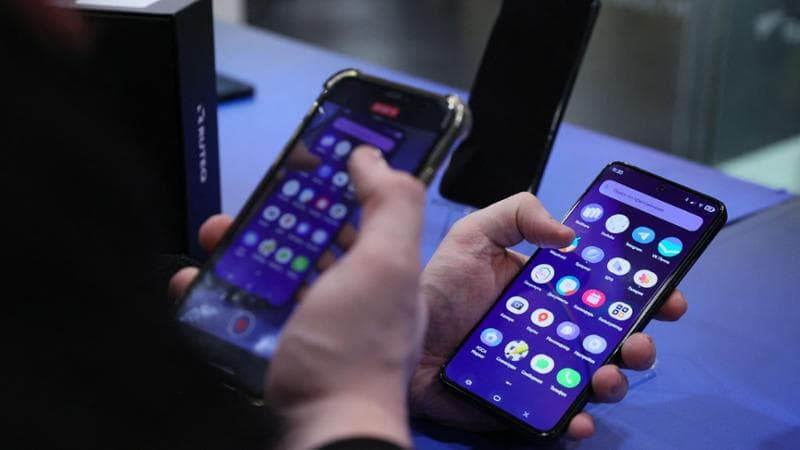 Telefonia, pioggia di offerte di Natale dagli operatori mobili. Come risparmiare per telefonate e giga