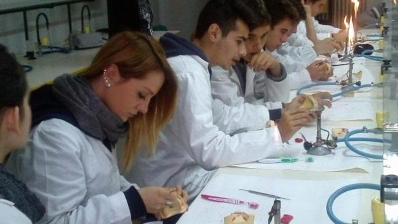 Scuola, la riforma degli istituti tecnici e professionali approvata in commissione al Senato: si passa da 5 a 4 anni