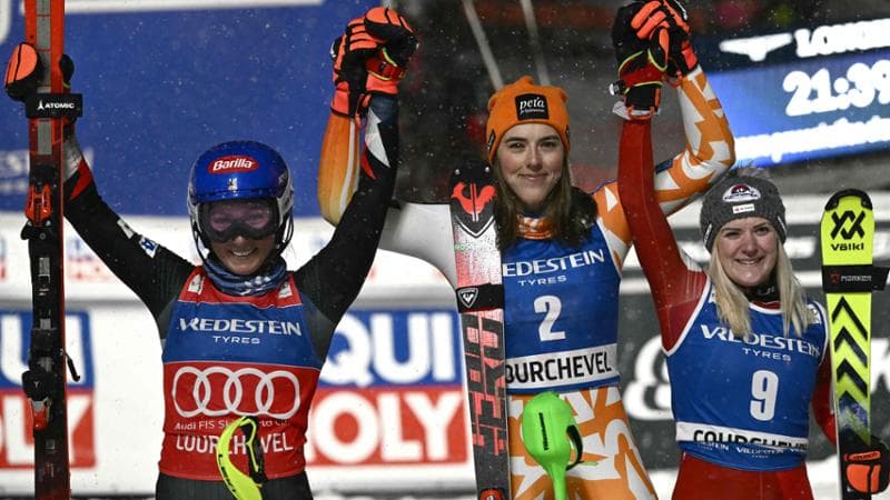 Petra Vlhova festeggia con&nbsp;Mikaela Shiffrin e Katharina Truppe
