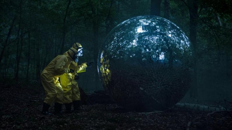 UFOs&nbsp;ha fatto la sua prima apparizione al Festival di Cannes 2020 per poi conquistare il cuore dei francesi che ne hanno prodotto una seconda stagione.
