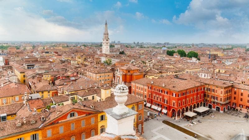 Modena vista dall'alto, con la Torre Ghirlandina e Piazza Roma
