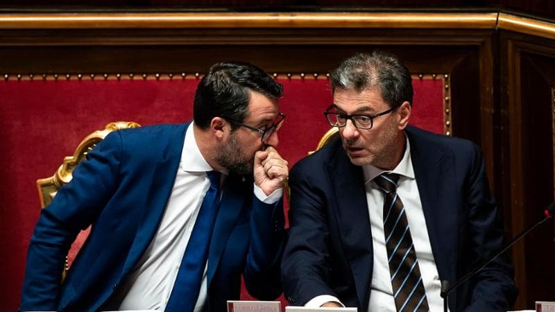 Salvini blinda Giorgetti ma la destra traballa. Forza Italia in crisi: “Irrilevanti”