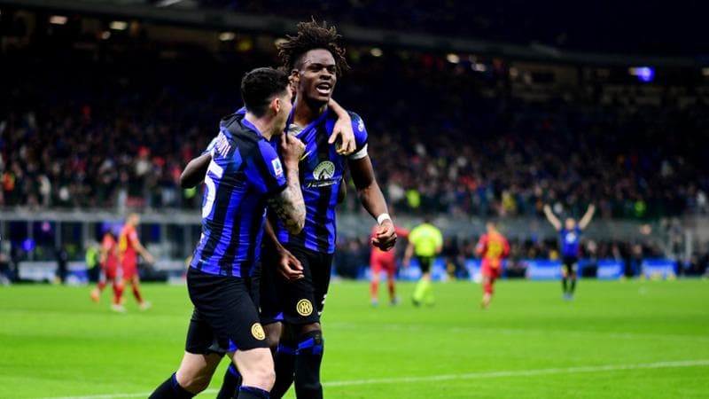 Yann Bisseck festeggiato da Alessandro Bastoni
