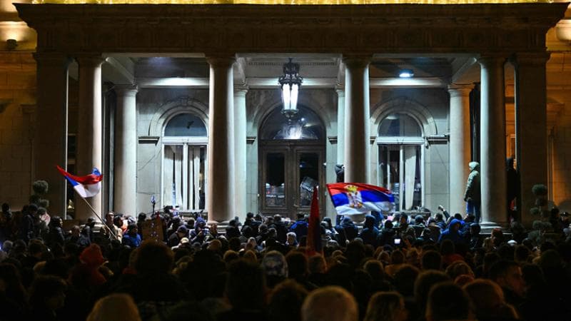 Elezioni Serbia, violenti scontri a Belgrado: lacrimogeni contro i manifestanti che tentano l’assalto al municipio. Mosca: “Proteste fomentate dall’Occidente”