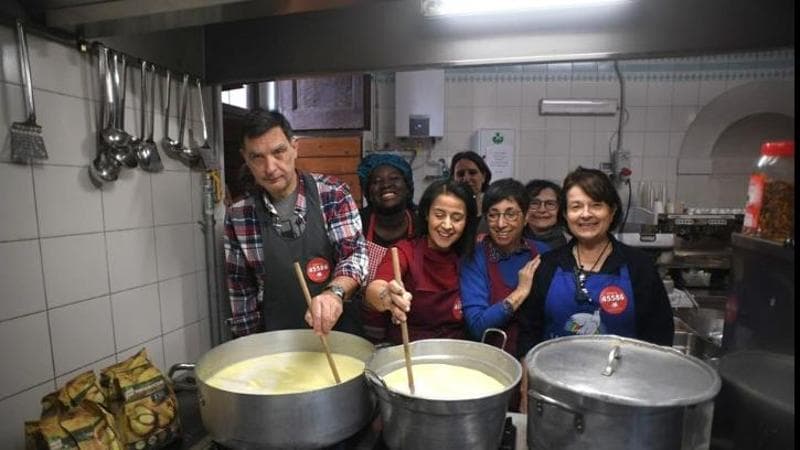 Tiberio Timperi mentre prepara il pranzo di Natale alla mensa di Sant'Egidio (Foto dalla'account Facebook della Comunit&agrave; di SantEgidio)
