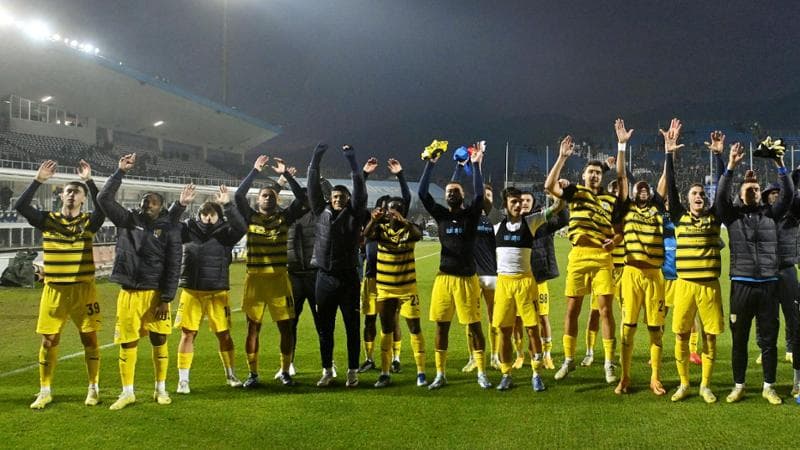 I giocatori del Parma festeggiano la vittoria a Brescia
