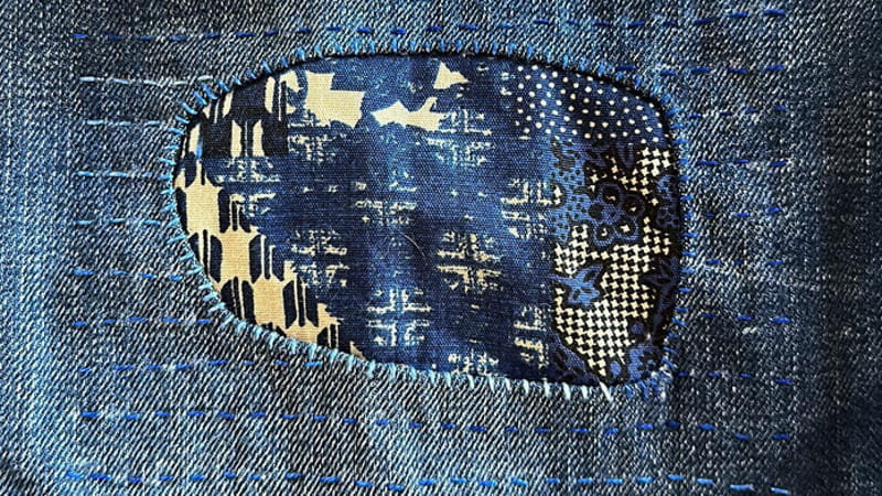 Un jeans rammendato nell'atelier di Paola&nbsp;Pellino
