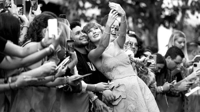 Taylor Swift, 34 anni, si fa un selfie con i fan.&nbsp;John Shearer/Getty Images for TAS&nbsp;
