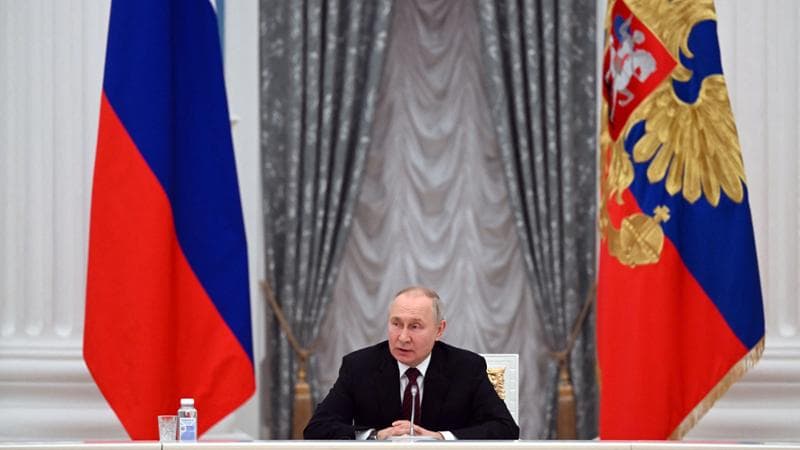 Il presidente Vladimir Putin presiede una riunione al Cremlino. Getty Images
