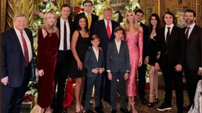 Nelle foto natalizie dei Trump appare a sorpresa il figlio minore Barron: nuova carta della campagna elettorale. Assente (giustificata) Melania