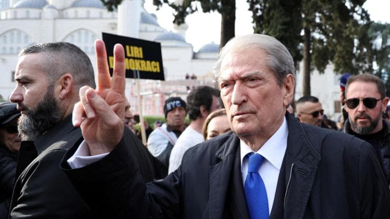 Albania, ai domiciliari il leader dell’opposizione Sali Berisha: “Tutta una montatura di Rama”