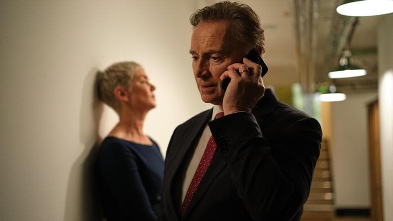 Robert Carlyle e, sullo sfondo, Victoria Hamilton nella terza stagione della serie 'Cobra'
