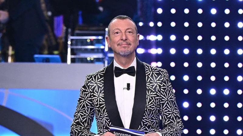 Capodanno con Amadeus su Rai 1: ‘L’anno che verrà’, un’anteprima di Sanremo con l’omaggio a Rino Gaetano