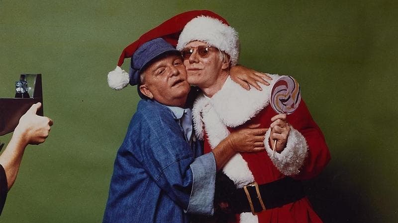 Truman Capote con Andy Warhol vestito da Babbo Natale, fotografati&nbsp;da Mick Rock&nbsp;nel 1978&nbsp;
