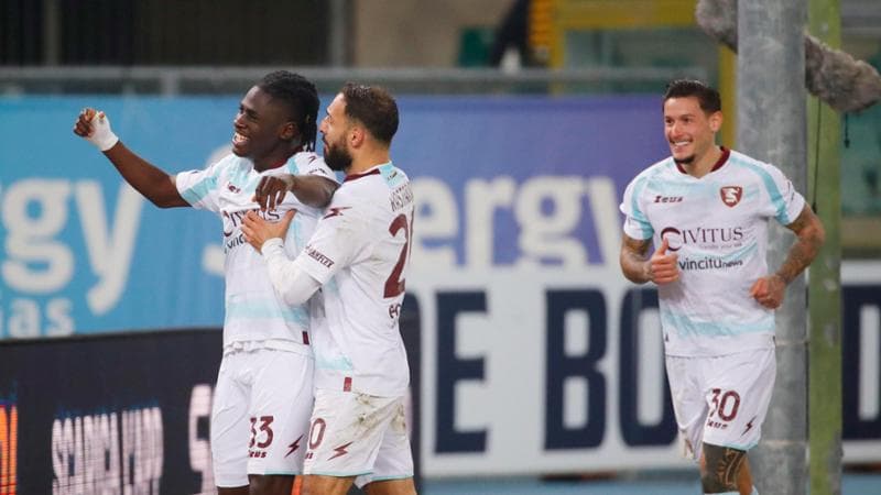 Tchaouna festeggiato dai compagni dopo il gol
