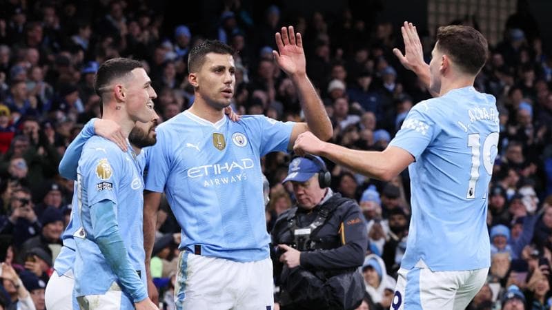 Rodry (Manchester City) festeggiato dai compagni
