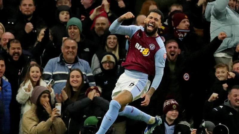 Douglas Luiz esulta dopo il gol del 3 a 2 in Aston Villa-Burnley
