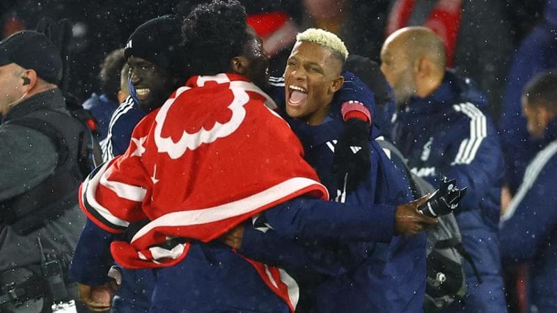 I giocatori del Nottingham Forest festeggiano la vittoria con il Manchester United
