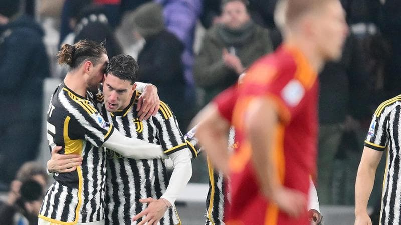 Vlahovic esulta con Rabiot dopo il gol

