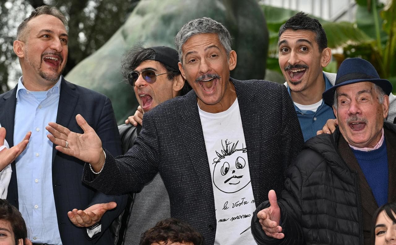 Fiorello con la scquadra di 'Viva Rai 2'
