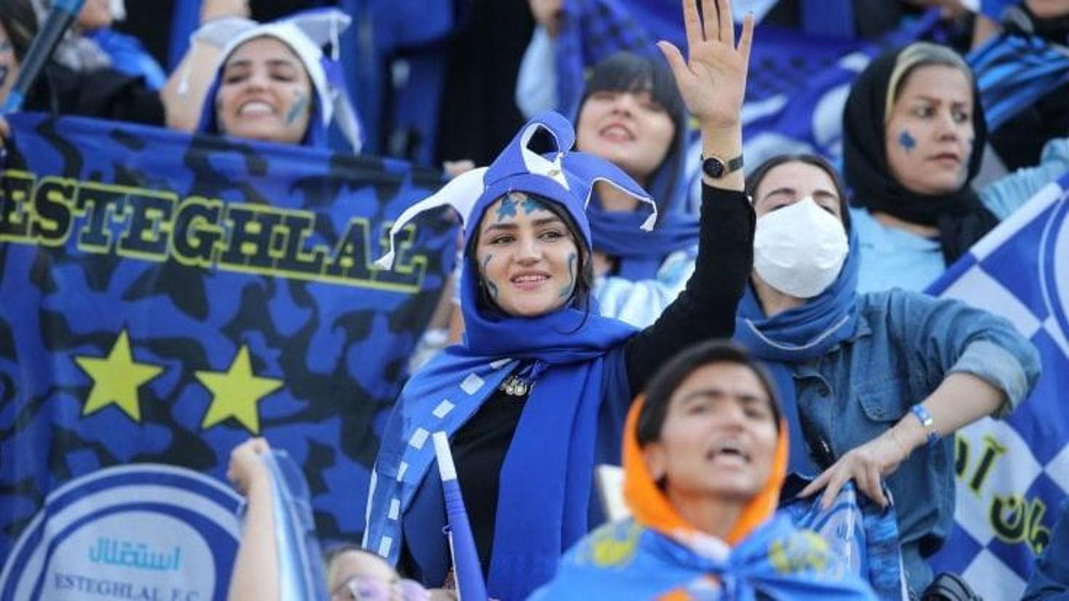 İran’da kadın futbolseverler için küçük bir zafer: Yıllar sonra stadyumdaki derbiyi izleyebildiler