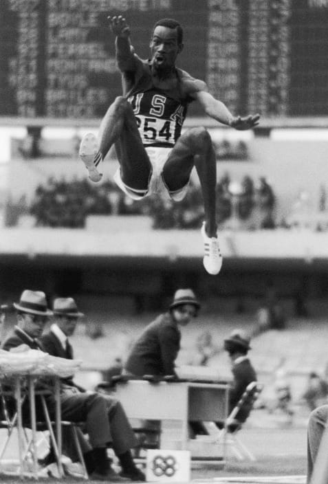 Bob Beamon vince l'oro nel salto in lungo a Citt&agrave; del Messico: &egrave; il 18 ottobre 1968 e la foto di Tony Duff cattura "The moment"
