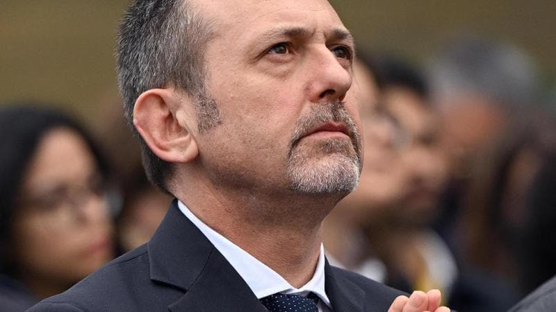 Sparo a veglione di Capodanno con Delmastro. Schlein: “Incapaci e pericolosi”. Renzi: “Perché con la pistola e che ci faceva il genero dell'agente alla festa?”