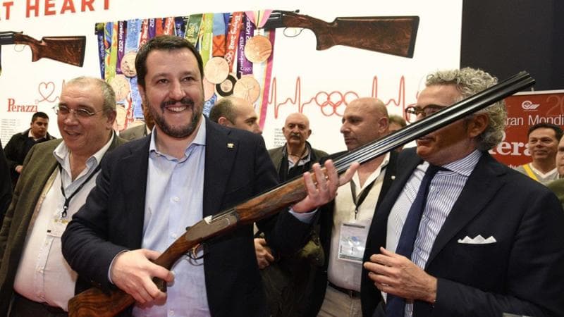 L’attrazione fatale della destra per la fondina