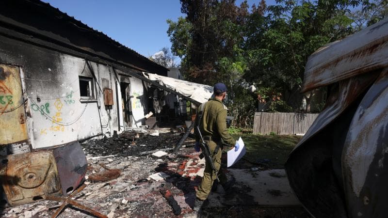 Una casa devastata dai miliziani di Hamas nel kibbutz Nir Oz
