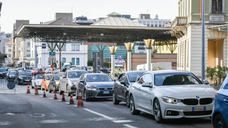 Italia-Svizzera, guerra a colpi di Iva. Il governo abbassa la soglia per i rimborsi, Berna risponde: su le tasse per chi compra oltreconfine
