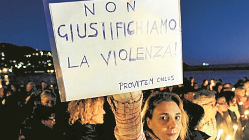 Metà delle donne in Italia sotto il ricatto dei soldi. “Anche questa è violenza”